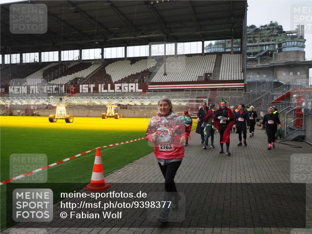 07.12.2025 - St. Pauli X-Mass-Run No. 15 Fabian Wolf http://msf.ph/oto/9398377 07.12.2025 10:50:51 Ziel 249, 381, 564, 1726, 1729, 1730, 2737, 2738, 2763, 4535, 4537, 4760, 4881 meine-sportfotos.de