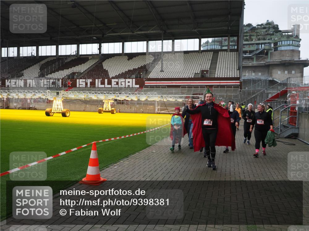 07.12.2025 - St. Pauli X-Mass-Run No. 15 Fabian Wolf http://msf.ph/oto/9398381 07.12.2025 10:50:52 Ziel 249, 381, 564, 1726, 1729, 1730, 2737, 2738, 2763, 4535, 4537, 4760, 4881 meine-sportfotos.de
