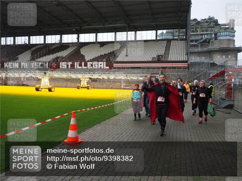 07.12.2025 - St. Pauli X-Mass-Run No. 15 Fabian Wolf http://msf.ph/oto/9398382 07.12.2025 10:50:53 Ziel 249, 381, 564, 769, 1726, 1729, 1730, 2737, 2738, 2763, 4535, 4537, 4760, 4881 meine-sportfotos.de