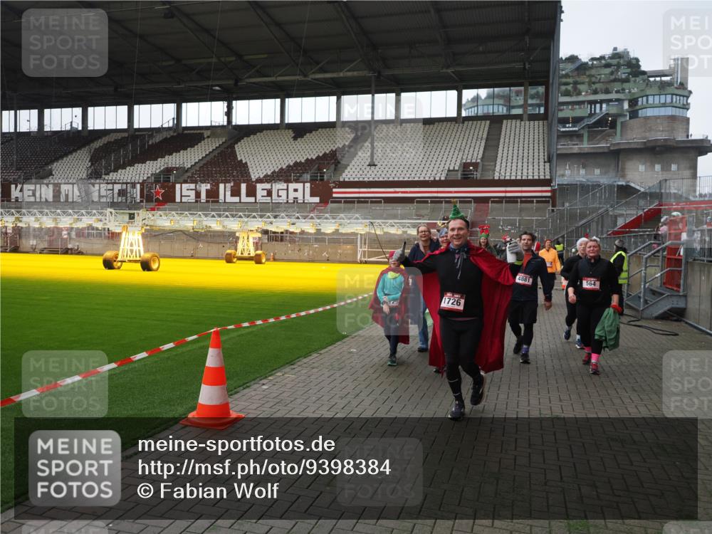07.12.2025 - St. Pauli X-Mass-Run No. 15 Fabian Wolf http://msf.ph/oto/9398384 07.12.2025 10:50:53 Ziel 249, 381, 564, 769, 1726, 1729, 1730, 2737, 2738, 2763, 4535, 4537, 4760, 4881 meine-sportfotos.de