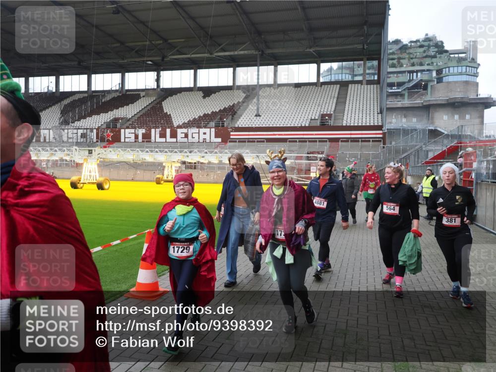 07.12.2025 - St. Pauli X-Mass-Run No. 15 Fabian Wolf http://msf.ph/oto/9398392 07.12.2025 10:50:55 Ziel 249, 381, 564, 769, 1730, 2737, 2738, 2763, 4535, 4537, 4760, 4881 meine-sportfotos.de