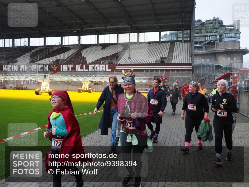 07.12.2025 - St. Pauli X-Mass-Run No. 15 Fabian Wolf http://msf.ph/oto/9398394 07.12.2025 10:50:55 Ziel 249, 381, 564, 769, 1730, 2737, 2738, 2763, 4535, 4537, 4760, 4881 meine-sportfotos.de