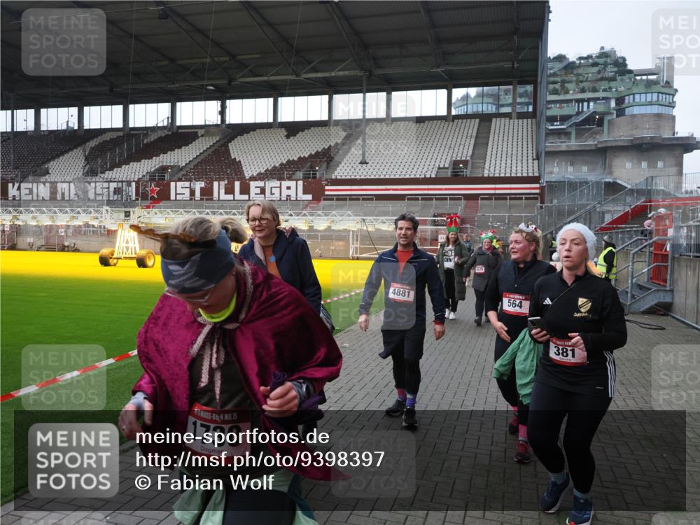 07.12.2025 - St. Pauli X-Mass-Run No. 15 Fabian Wolf http://msf.ph/oto/9398397 07.12.2025 10:50:56 Ziel 249, 381, 564, 769, 1691, 2737, 2738, 2763, 4535, 4537, 4760, 4881 meine-sportfotos.de