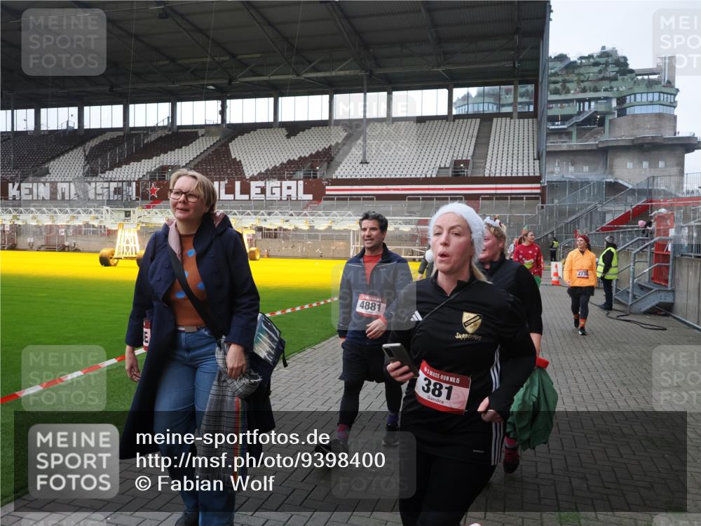 07.12.2025 - St. Pauli X-Mass-Run No. 15 Fabian Wolf http://msf.ph/oto/9398400 07.12.2025 10:50:57 Ziel 249, 381, 564, 769, 1691, 2737, 2738, 2763, 4535, 4537, 4760, 4881 meine-sportfotos.de