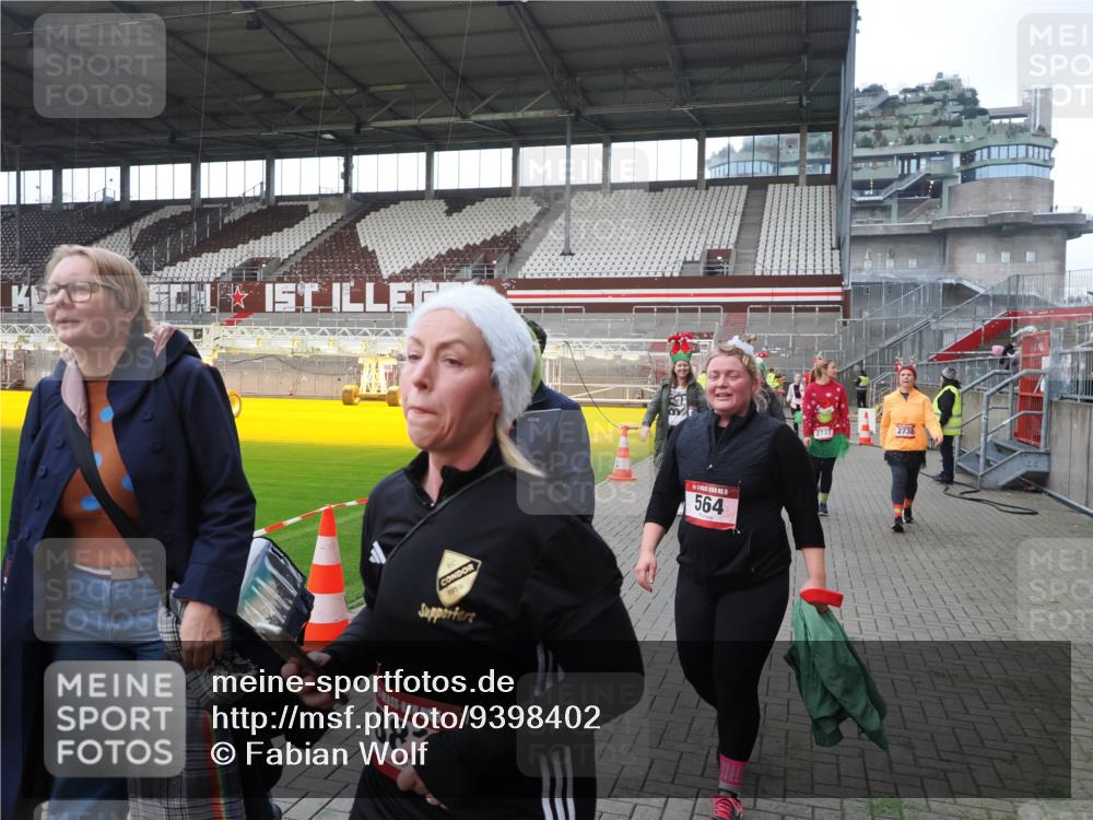 07.12.2025 - St. Pauli X-Mass-Run No. 15 Fabian Wolf http://msf.ph/oto/9398402 07.12.2025 10:50:57 Ziel 249, 381, 564, 769, 1691, 2737, 2738, 2763, 4535, 4537, 4760, 4881 meine-sportfotos.de