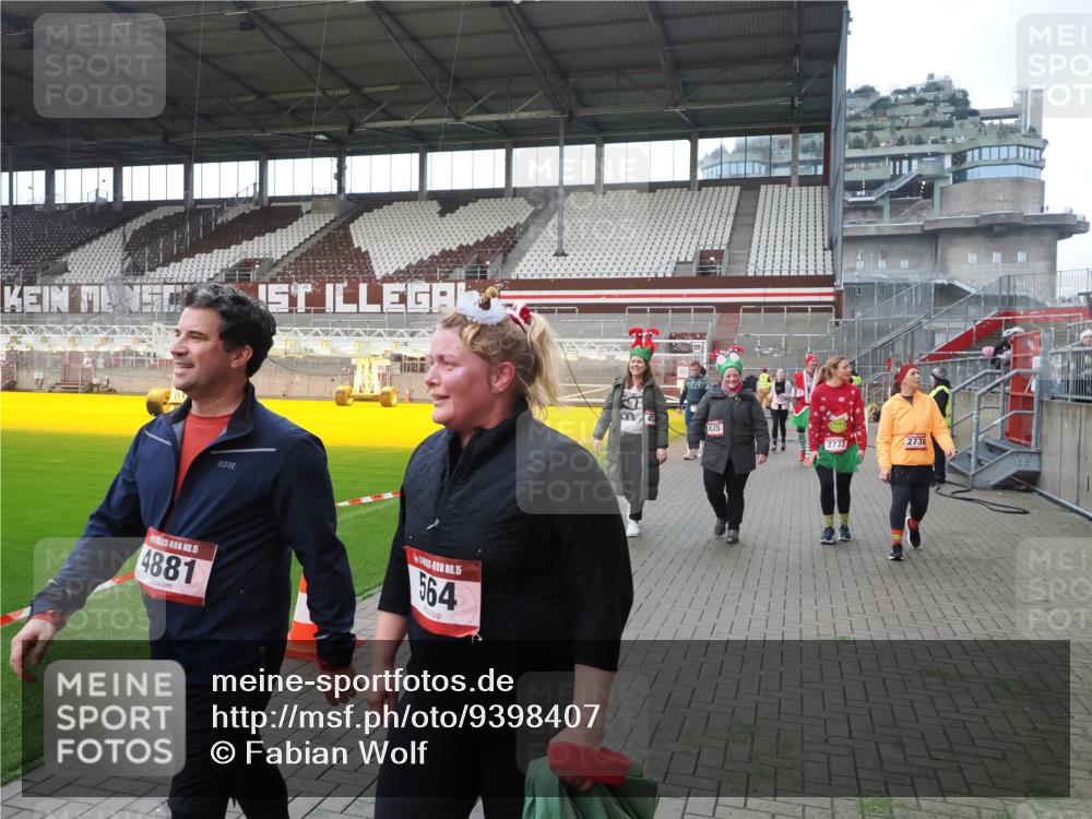 07.12.2025 - St. Pauli X-Mass-Run No. 15 Fabian Wolf http://msf.ph/oto/9398407 07.12.2025 10:50:58 Ziel 249, 381, 564, 769, 1691, 2737, 2738, 2763, 4535, 4537, 4760, 4881 meine-sportfotos.de
