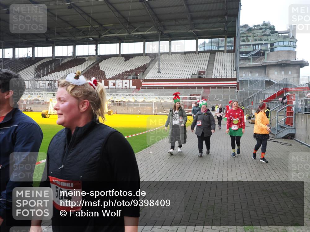07.12.2025 - St. Pauli X-Mass-Run No. 15 Fabian Wolf http://msf.ph/oto/9398409 07.12.2025 10:50:59 Ziel 249, 381, 564, 769, 1691, 2737, 2738, 2763, 4535, 4537, 4760, 4881 meine-sportfotos.de