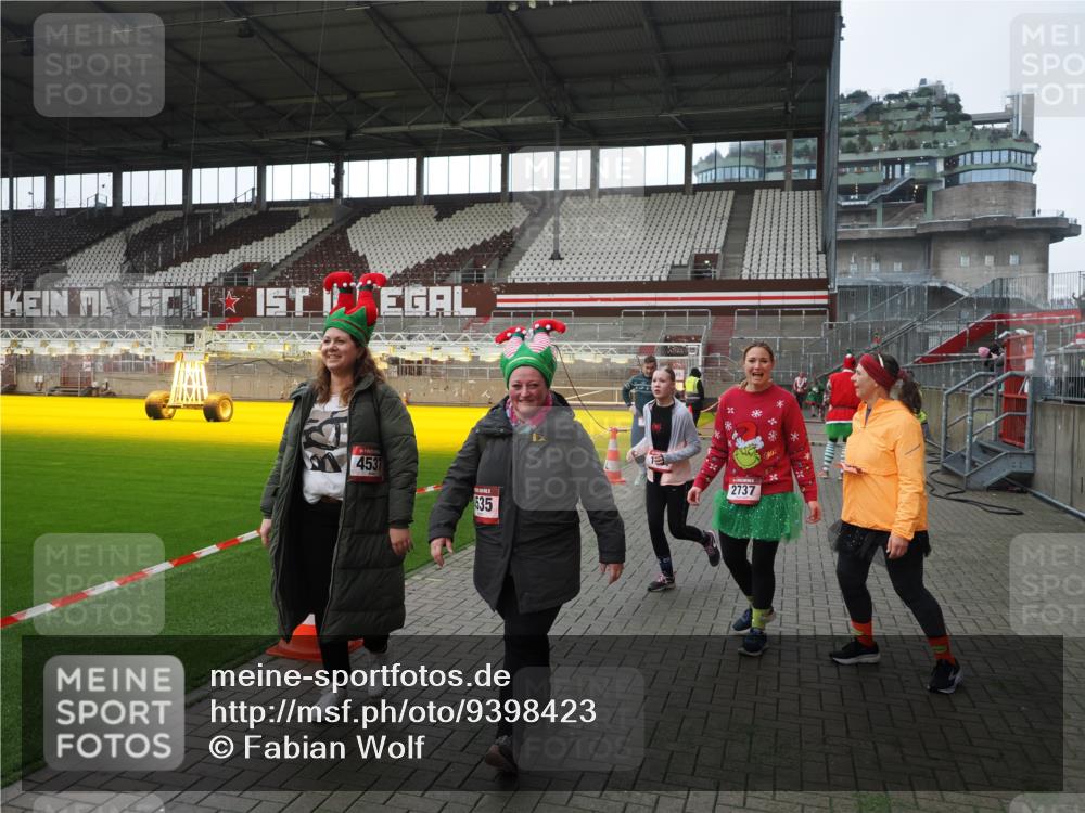 07.12.2025 - St. Pauli X-Mass-Run No. 15 Fabian Wolf http://msf.ph/oto/9398423 07.12.2025 10:51:02 Ziel 249, 381, 769, 1691, 2737, 2738, 4535, 4881 meine-sportfotos.de