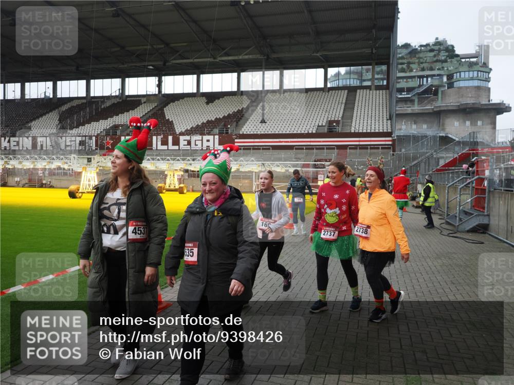 07.12.2025 - St. Pauli X-Mass-Run No. 15 Fabian Wolf http://msf.ph/oto/9398426 07.12.2025 10:51:03 Ziel 249, 381, 769, 1691, 2737, 2738 meine-sportfotos.de