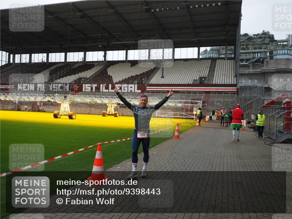 07.12.2025 - St. Pauli X-Mass-Run No. 15 Fabian Wolf http://msf.ph/oto/9398443 07.12.2025 10:51:08 Ziel 249, 769, 1093, 1691, 3199, 3342 meine-sportfotos.de