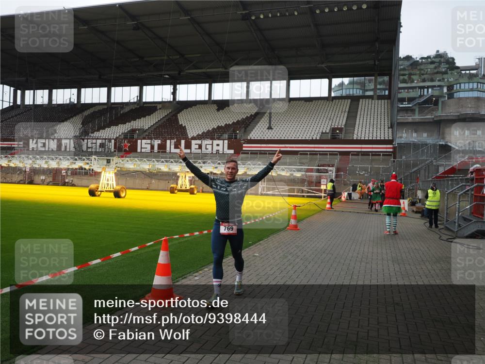 07.12.2025 - St. Pauli X-Mass-Run No. 15 Fabian Wolf http://msf.ph/oto/9398444 07.12.2025 10:51:08 Ziel 249, 769, 1093, 1691, 3199, 3342 meine-sportfotos.de