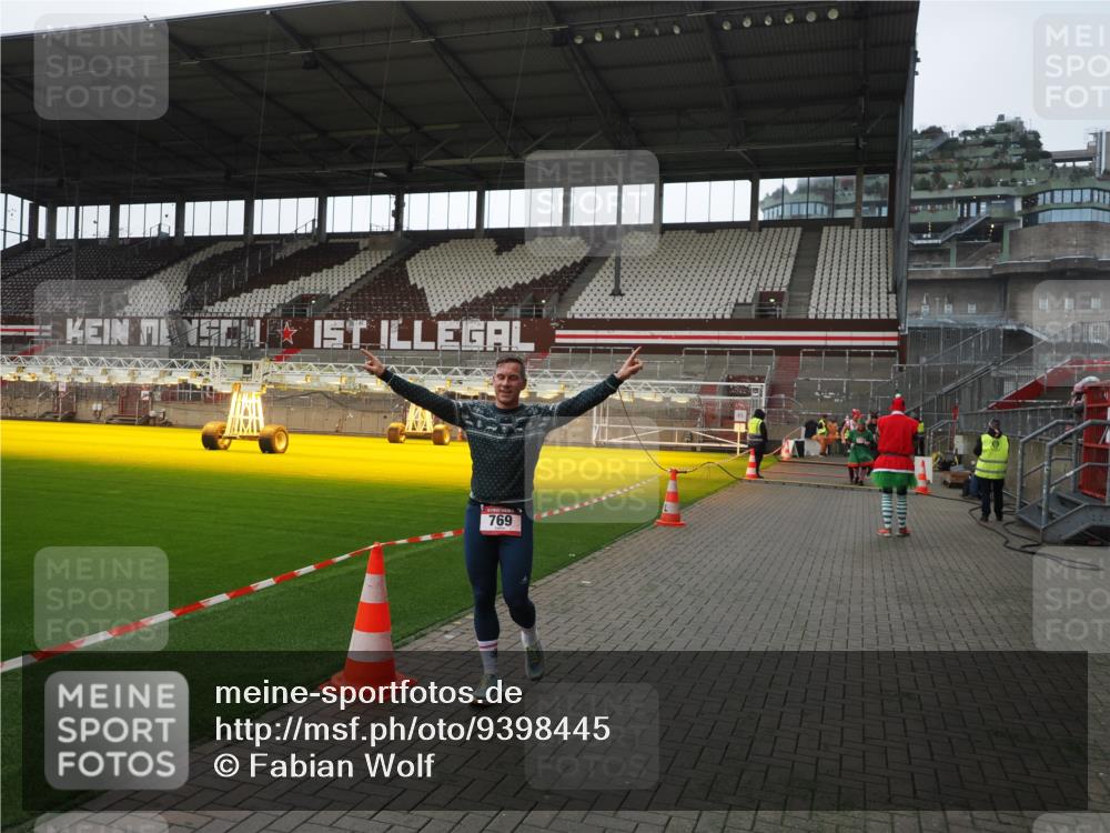 07.12.2025 - St. Pauli X-Mass-Run No. 15 Fabian Wolf http://msf.ph/oto/9398445 07.12.2025 10:51:08 Ziel 249, 769, 1093, 1691, 3199, 3342 meine-sportfotos.de