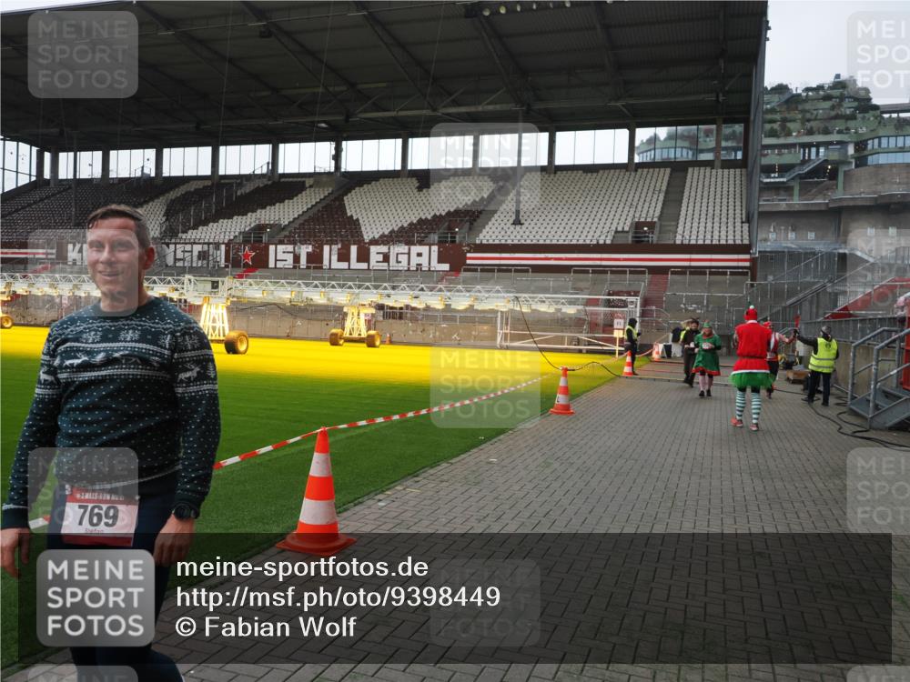 07.12.2025 - St. Pauli X-Mass-Run No. 15 Fabian Wolf http://msf.ph/oto/9398449 07.12.2025 10:51:11 Ziel 249, 769, 1093, 1691, 3199, 3342 meine-sportfotos.de