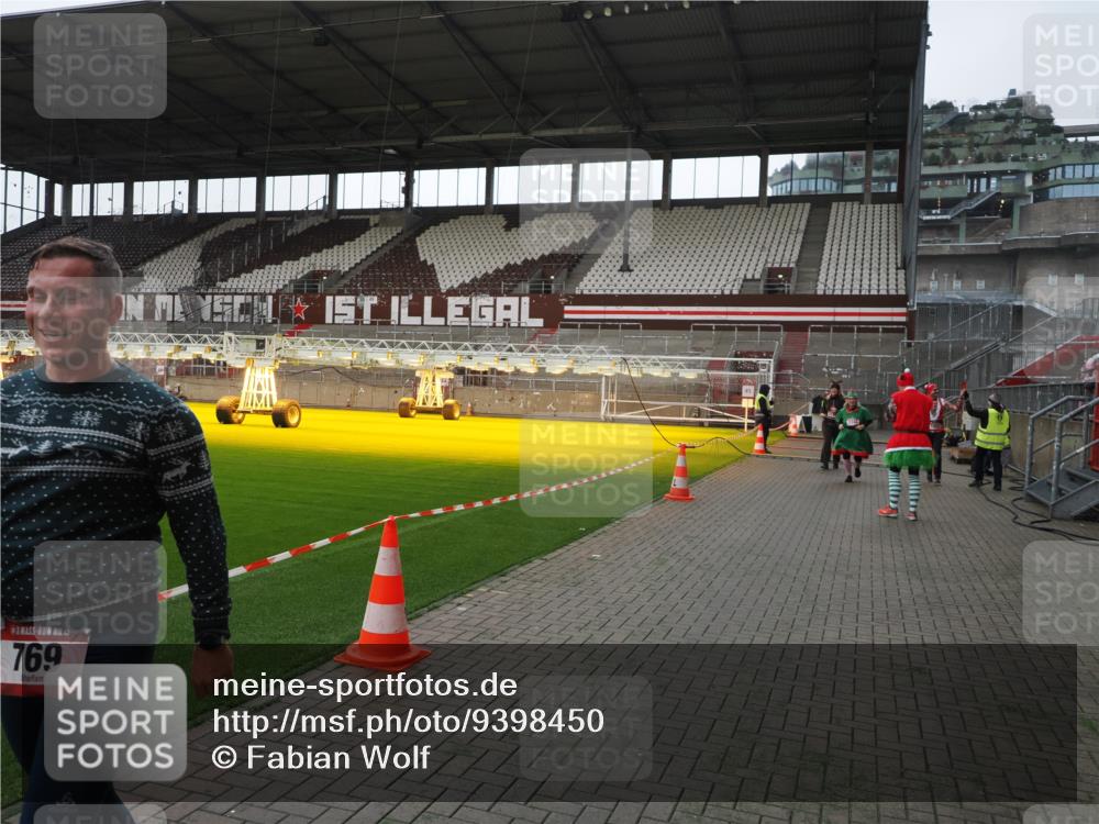 07.12.2025 - St. Pauli X-Mass-Run No. 15 Fabian Wolf http://msf.ph/oto/9398450 07.12.2025 10:51:11 Ziel 249, 769, 1093, 1691, 3199, 3342 meine-sportfotos.de