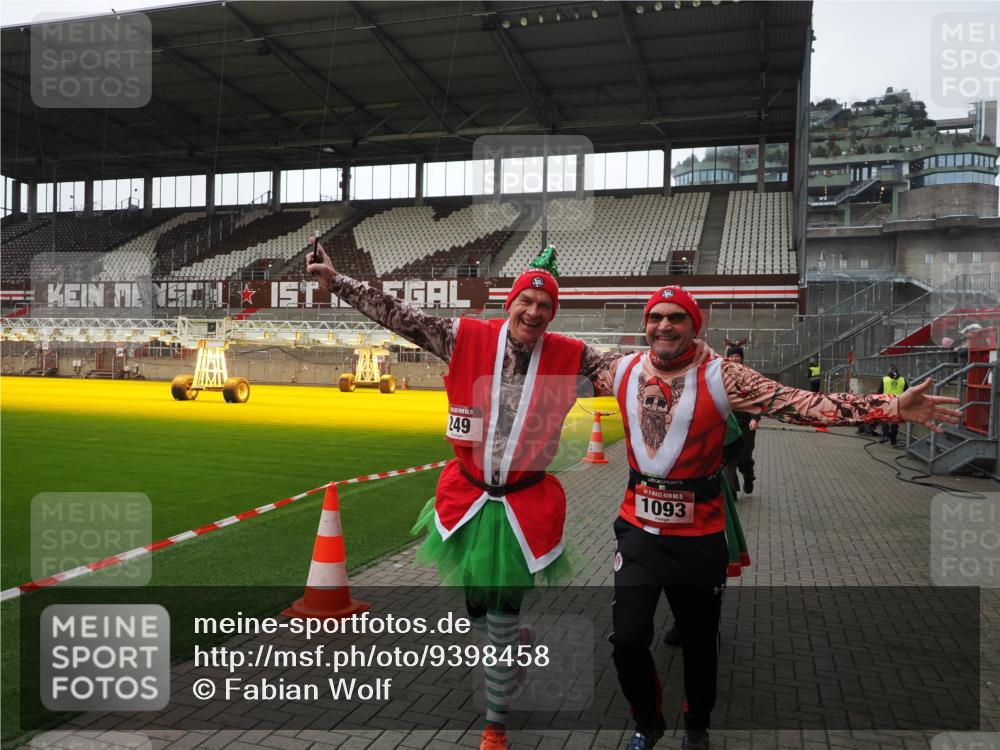07.12.2025 - St. Pauli X-Mass-Run No. 15 Fabian Wolf http://msf.ph/oto/9398458 07.12.2025 10:51:17 Ziel 1093, 3199, 3342 meine-sportfotos.de