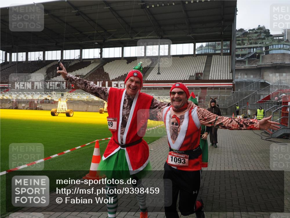 07.12.2025 - St. Pauli X-Mass-Run No. 15 Fabian Wolf http://msf.ph/oto/9398459 07.12.2025 10:51:17 Ziel 1093, 3199, 3342 meine-sportfotos.de