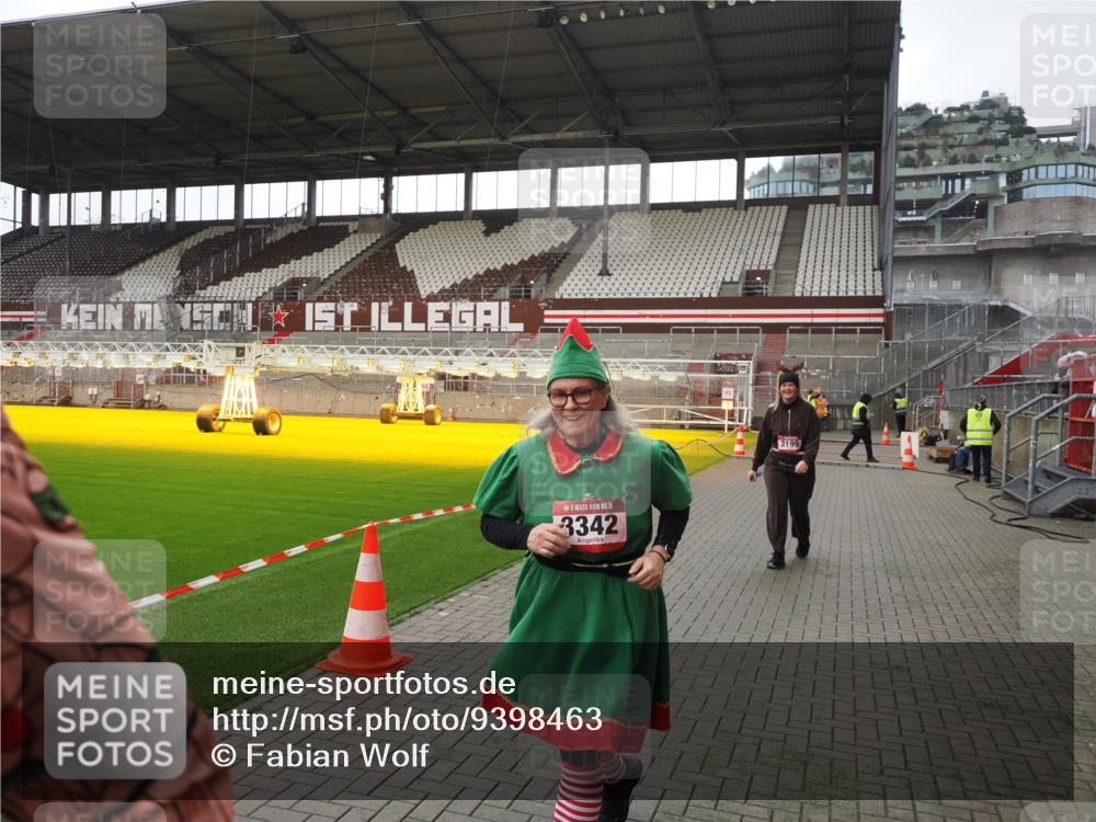 07.12.2025 - St. Pauli X-Mass-Run No. 15 Fabian Wolf http://msf.ph/oto/9398463 07.12.2025 10:51:18 Ziel 1093, 3199, 3342 meine-sportfotos.de