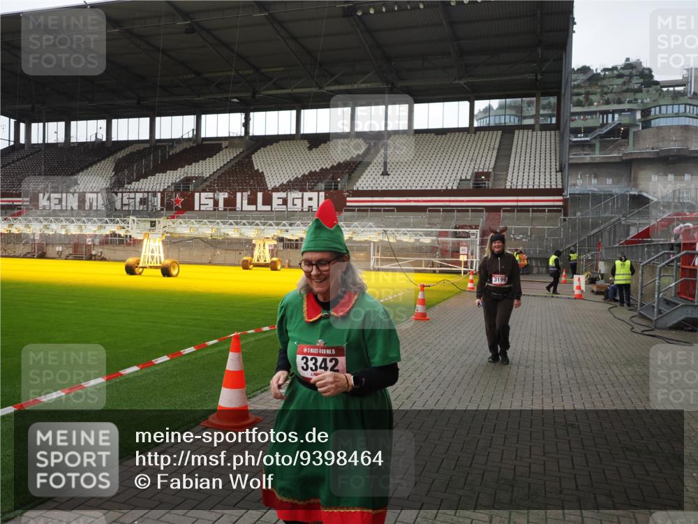 07.12.2025 - St. Pauli X-Mass-Run No. 15 Fabian Wolf http://msf.ph/oto/9398464 07.12.2025 10:51:18 Ziel 1093, 3199, 3342 meine-sportfotos.de