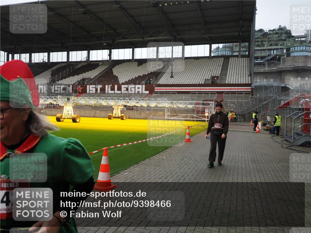 07.12.2025 - St. Pauli X-Mass-Run No. 15 Fabian Wolf http://msf.ph/oto/9398466 07.12.2025 10:51:19 Ziel 1093, 3199, 3342 meine-sportfotos.de