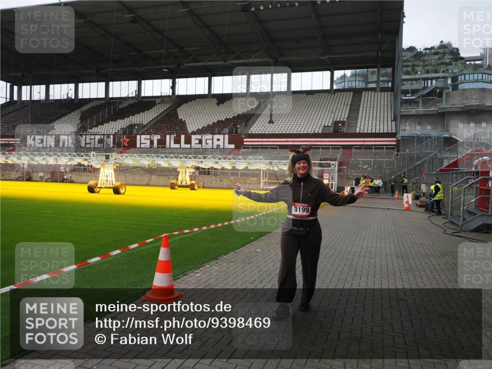 07.12.2025 - St. Pauli X-Mass-Run No. 15 Fabian Wolf http://msf.ph/oto/9398469 07.12.2025 10:51:21 Ziel 1093, 3199, 3342 meine-sportfotos.de