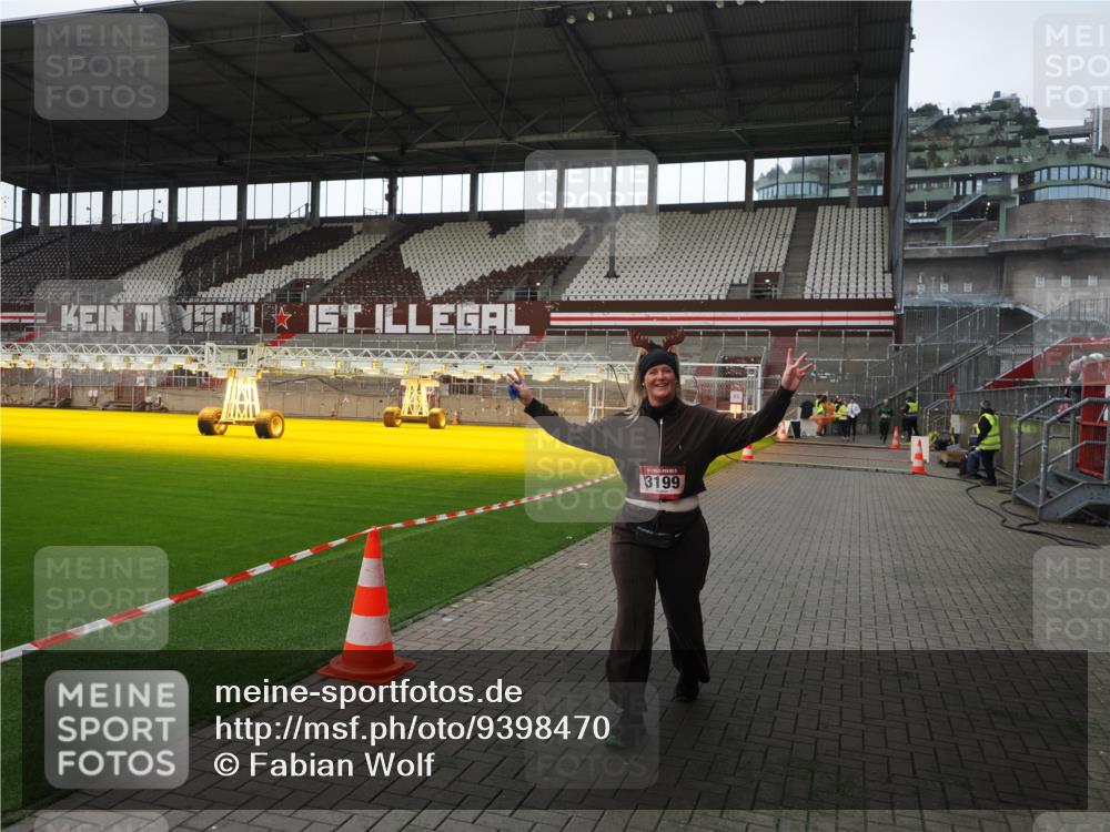 07.12.2025 - St. Pauli X-Mass-Run No. 15 Fabian Wolf http://msf.ph/oto/9398470 07.12.2025 10:51:21 Ziel 1093, 3199, 3342 meine-sportfotos.de
