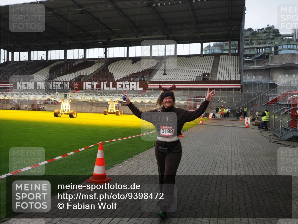 07.12.2025 - St. Pauli X-Mass-Run No. 15 Fabian Wolf http://msf.ph/oto/9398472 07.12.2025 10:51:21 Ziel 1093, 3199, 3342 meine-sportfotos.de