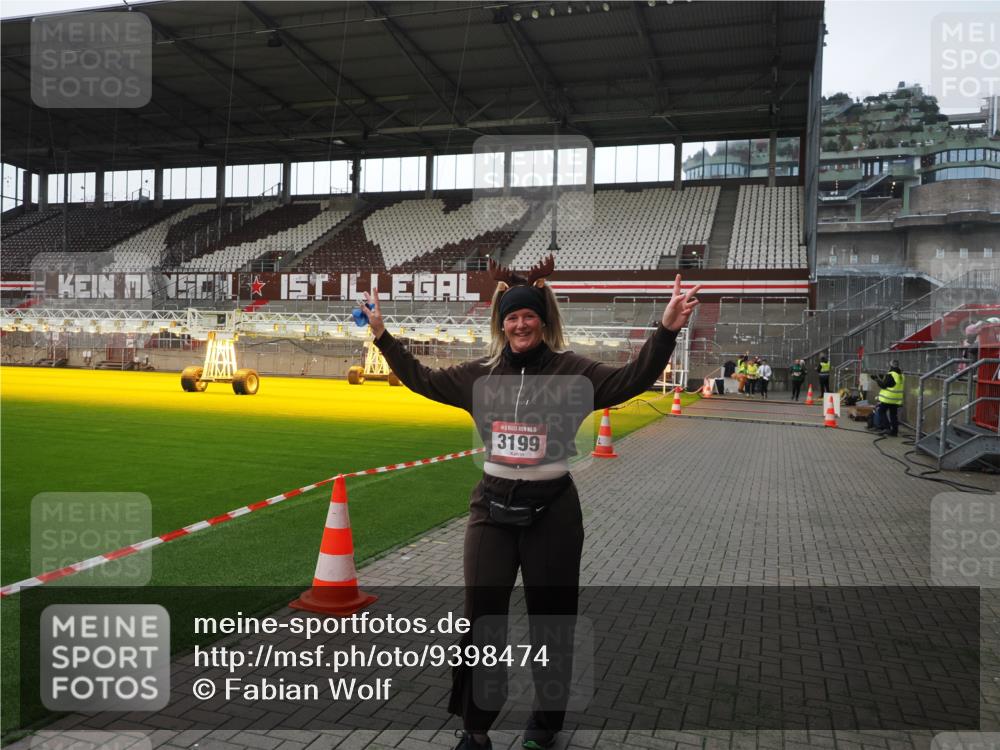 07.12.2025 - St. Pauli X-Mass-Run No. 15 Fabian Wolf http://msf.ph/oto/9398474 07.12.2025 10:51:22 Ziel 1093, 3199, 3342 meine-sportfotos.de