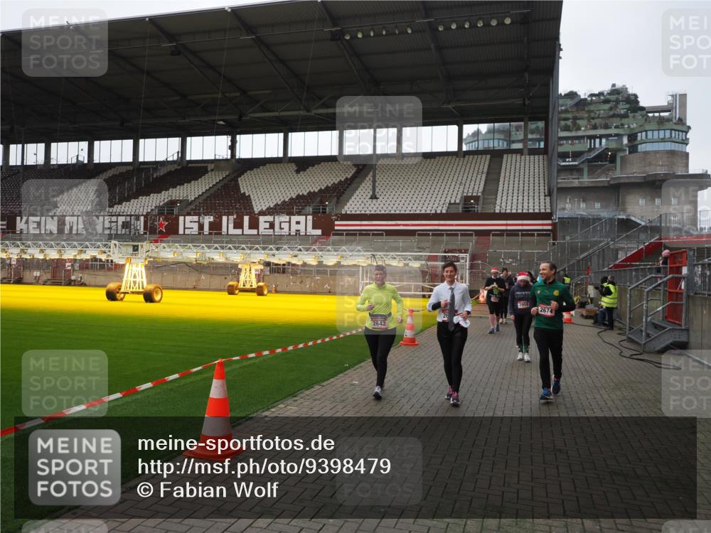 07.12.2025 - St. Pauli X-Mass-Run No. 15 Fabian Wolf http://msf.ph/oto/9398479 07.12.2025 10:51:34 Ziel 275, 1047, 2103, 2105, 2327, 2332, 2642, 2643, 2674, 2959, 4862 meine-sportfotos.de