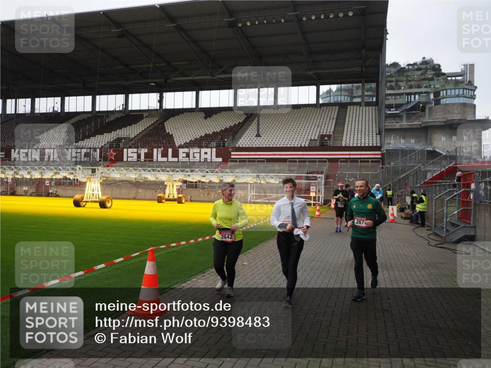 07.12.2025 - St. Pauli X-Mass-Run No. 15 Fabian Wolf http://msf.ph/oto/9398483 07.12.2025 10:51:35 Ziel 275, 1047, 2103, 2105, 2327, 2332, 2642, 2643, 2674, 2959, 4862 meine-sportfotos.de