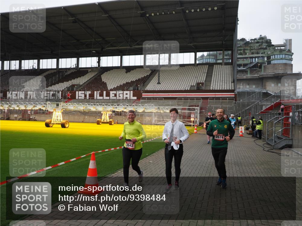 07.12.2025 - St. Pauli X-Mass-Run No. 15 Fabian Wolf http://msf.ph/oto/9398484 07.12.2025 10:51:35 Ziel 275, 1047, 2103, 2105, 2327, 2332, 2642, 2643, 2674, 2959, 4862 meine-sportfotos.de