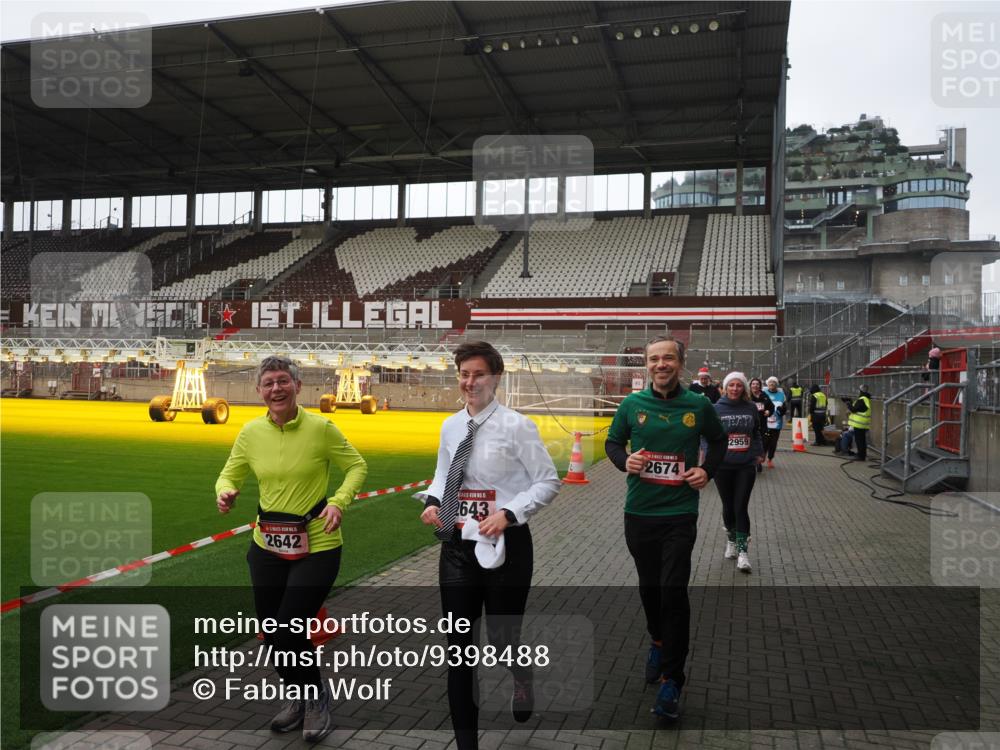 07.12.2025 - St. Pauli X-Mass-Run No. 15 Fabian Wolf http://msf.ph/oto/9398488 07.12.2025 10:51:36 Ziel 275, 1047, 2103, 2105, 2327, 2332, 2553, 2642, 2643, 2674, 2959, 4862 meine-sportfotos.de
