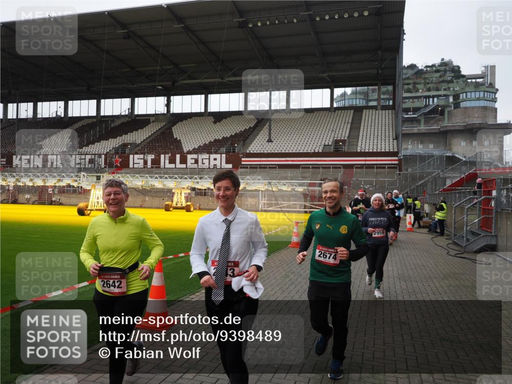 07.12.2025 - St. Pauli X-Mass-Run No. 15 Fabian Wolf http://msf.ph/oto/9398489 07.12.2025 10:51:36 Ziel 275, 1047, 2103, 2105, 2327, 2332, 2553, 2642, 2643, 2674, 2959, 4862 meine-sportfotos.de