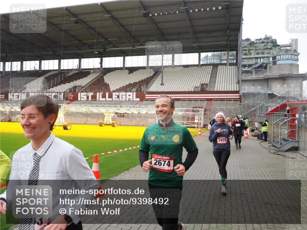 07.12.2025 - St. Pauli X-Mass-Run No. 15 Fabian Wolf http://msf.ph/oto/9398492 07.12.2025 10:51:37 Ziel 275, 1047, 2103, 2105, 2327, 2332, 2553, 2642, 2643, 2674, 2959, 4862 meine-sportfotos.de
