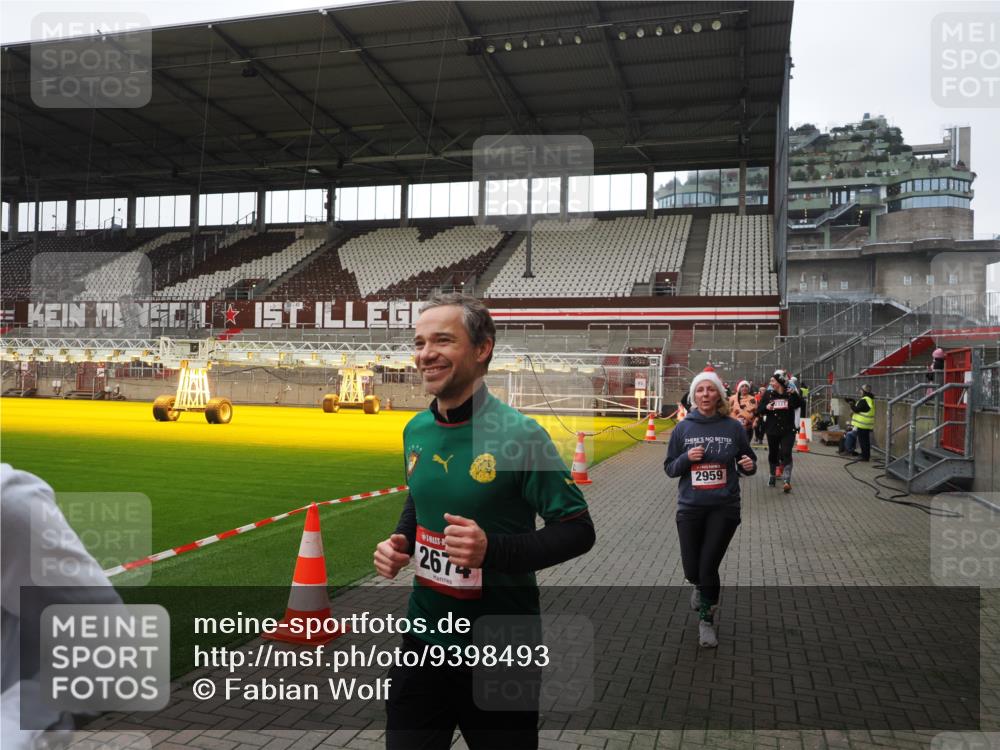 07.12.2025 - St. Pauli X-Mass-Run No. 15 Fabian Wolf http://msf.ph/oto/9398493 07.12.2025 10:51:37 Ziel 275, 1047, 2103, 2105, 2327, 2332, 2553, 2642, 2643, 2674, 2959, 4862 meine-sportfotos.de