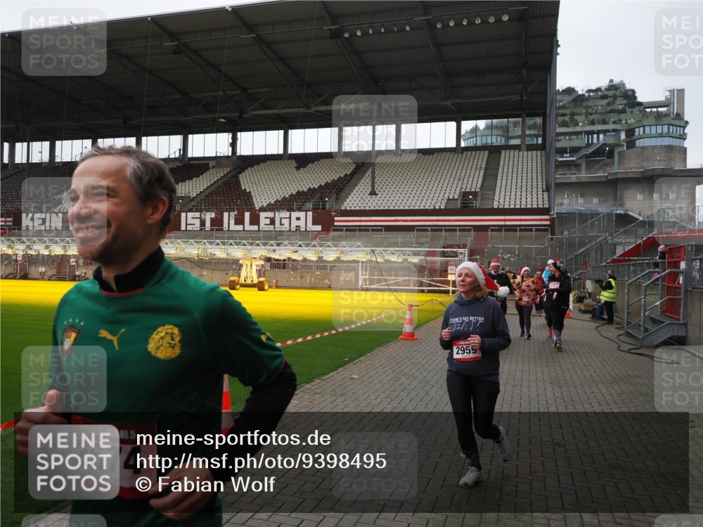 07.12.2025 - St. Pauli X-Mass-Run No. 15 Fabian Wolf http://msf.ph/oto/9398495 07.12.2025 10:51:37 Ziel 275, 1047, 2103, 2105, 2327, 2332, 2553, 2642, 2643, 2674, 2959, 4862 meine-sportfotos.de