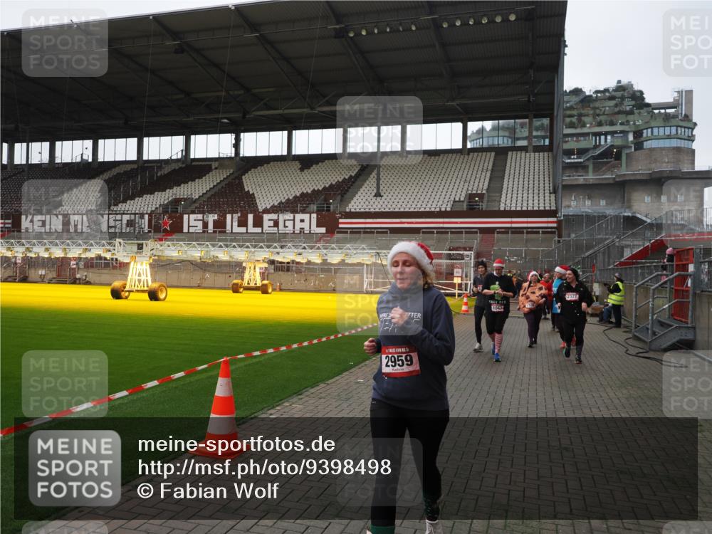 07.12.2025 - St. Pauli X-Mass-Run No. 15 Fabian Wolf http://msf.ph/oto/9398498 07.12.2025 10:51:38 Ziel 275, 1047, 2103, 2105, 2327, 2332, 2553, 2642, 2643, 2674, 2959, 4862 meine-sportfotos.de