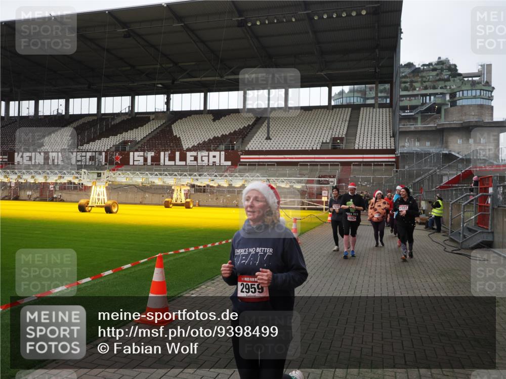 07.12.2025 - St. Pauli X-Mass-Run No. 15 Fabian Wolf http://msf.ph/oto/9398499 07.12.2025 10:51:38 Ziel 275, 1047, 2103, 2105, 2327, 2332, 2553, 2642, 2643, 2674, 2959, 4862 meine-sportfotos.de