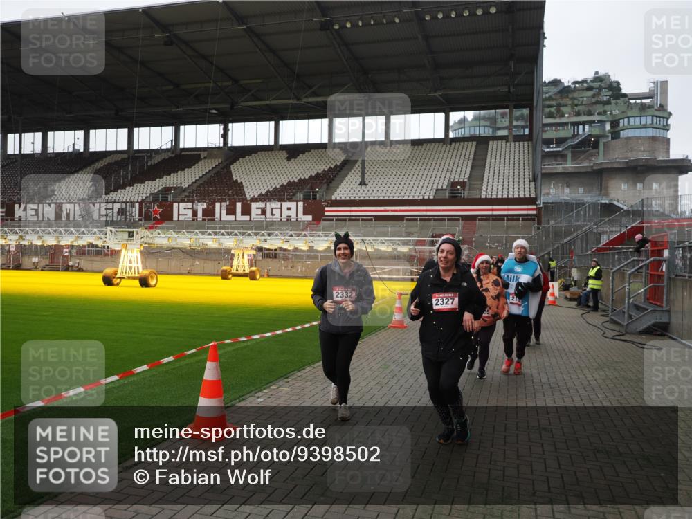 07.12.2025 - St. Pauli X-Mass-Run No. 15 Fabian Wolf http://msf.ph/oto/9398502 07.12.2025 10:51:41 Ziel 275, 1047, 2103, 2105, 2327, 2332, 2553, 2642, 2643, 2674, 2959, 4862 meine-sportfotos.de