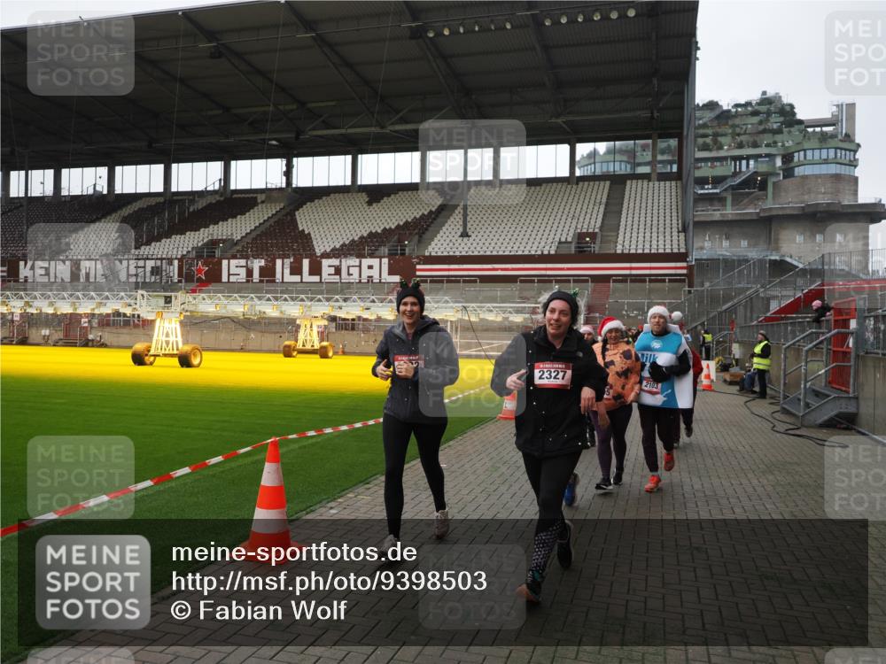07.12.2025 - St. Pauli X-Mass-Run No. 15 Fabian Wolf http://msf.ph/oto/9398503 07.12.2025 10:51:41 Ziel 275, 1047, 2103, 2105, 2327, 2332, 2553, 2642, 2643, 2674, 2959, 4862 meine-sportfotos.de