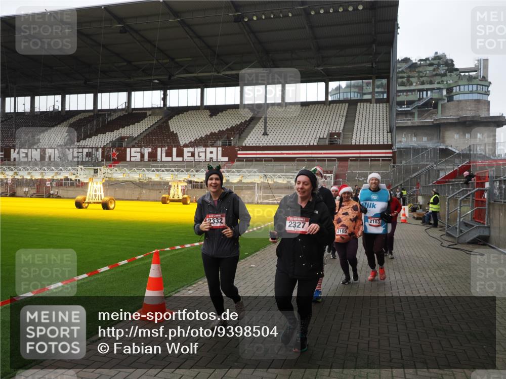 07.12.2025 - St. Pauli X-Mass-Run No. 15 Fabian Wolf http://msf.ph/oto/9398504 07.12.2025 10:51:41 Ziel 275, 1047, 2103, 2105, 2327, 2332, 2553, 2642, 2643, 2674, 2959, 4862 meine-sportfotos.de