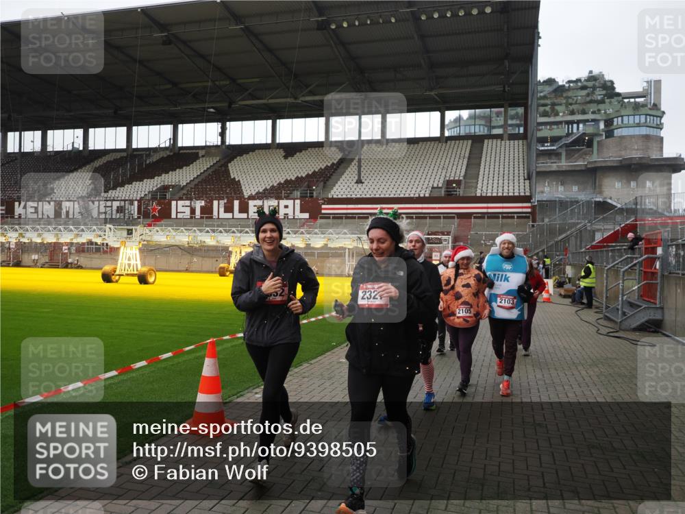 07.12.2025 - St. Pauli X-Mass-Run No. 15 Fabian Wolf http://msf.ph/oto/9398505 07.12.2025 10:51:42 Ziel 275, 328, 1047, 2103, 2105, 2327, 2332, 2553, 2642, 2643, 2674, 2959, 3223, 4862 meine-sportfotos.de