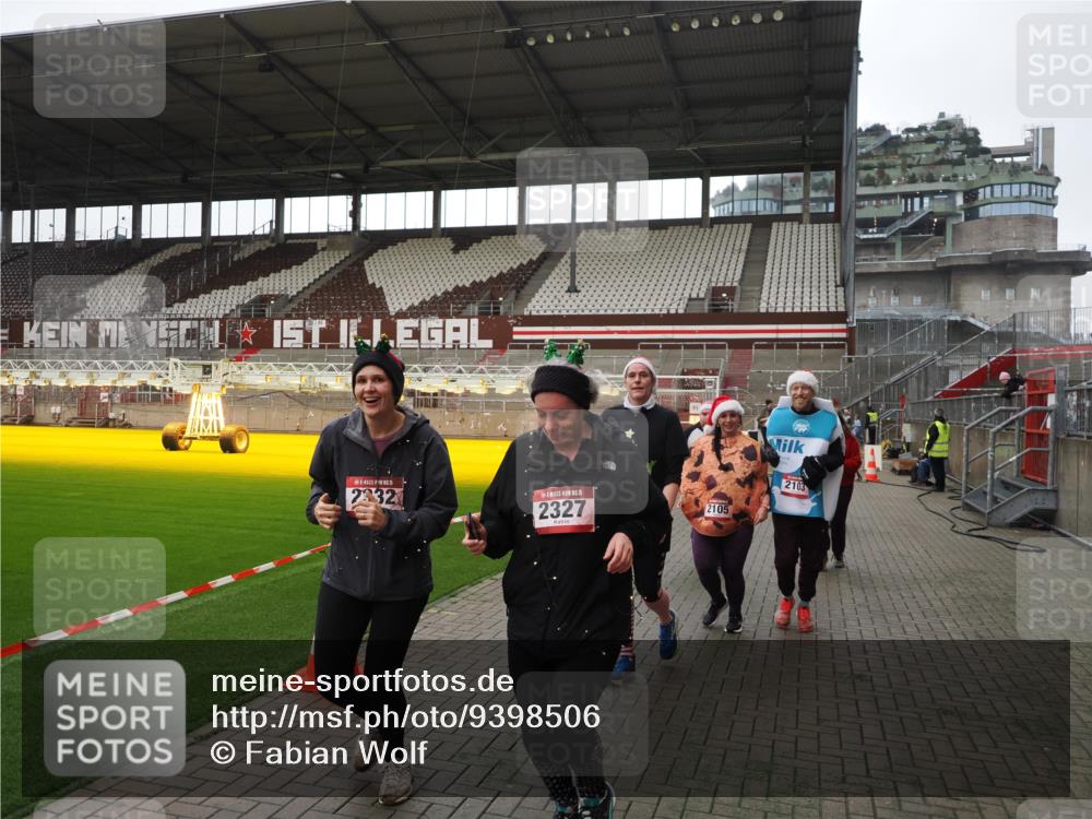 07.12.2025 - St. Pauli X-Mass-Run No. 15 Fabian Wolf http://msf.ph/oto/9398506 07.12.2025 10:51:42 Ziel 275, 328, 1047, 2103, 2105, 2327, 2332, 2553, 2642, 2643, 2674, 2959, 3223, 4862 meine-sportfotos.de