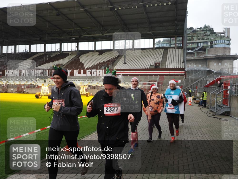 07.12.2025 - St. Pauli X-Mass-Run No. 15 Fabian Wolf http://msf.ph/oto/9398507 07.12.2025 10:51:42 Ziel 275, 328, 1047, 2103, 2105, 2327, 2332, 2553, 2642, 2643, 2674, 2959, 3223, 4862 meine-sportfotos.de