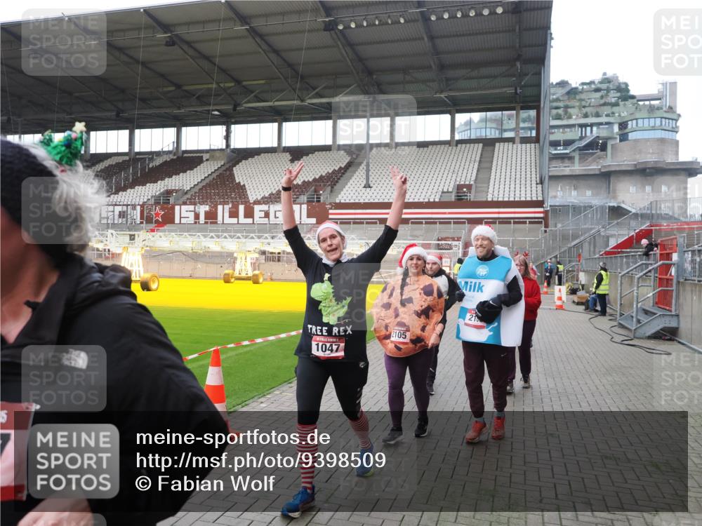 07.12.2025 - St. Pauli X-Mass-Run No. 15 Fabian Wolf http://msf.ph/oto/9398509 07.12.2025 10:51:43 Ziel 275, 328, 1047, 2103, 2105, 2327, 2332, 2553, 2642, 2643, 2674, 2959, 3223, 3228, 4862 meine-sportfotos.de