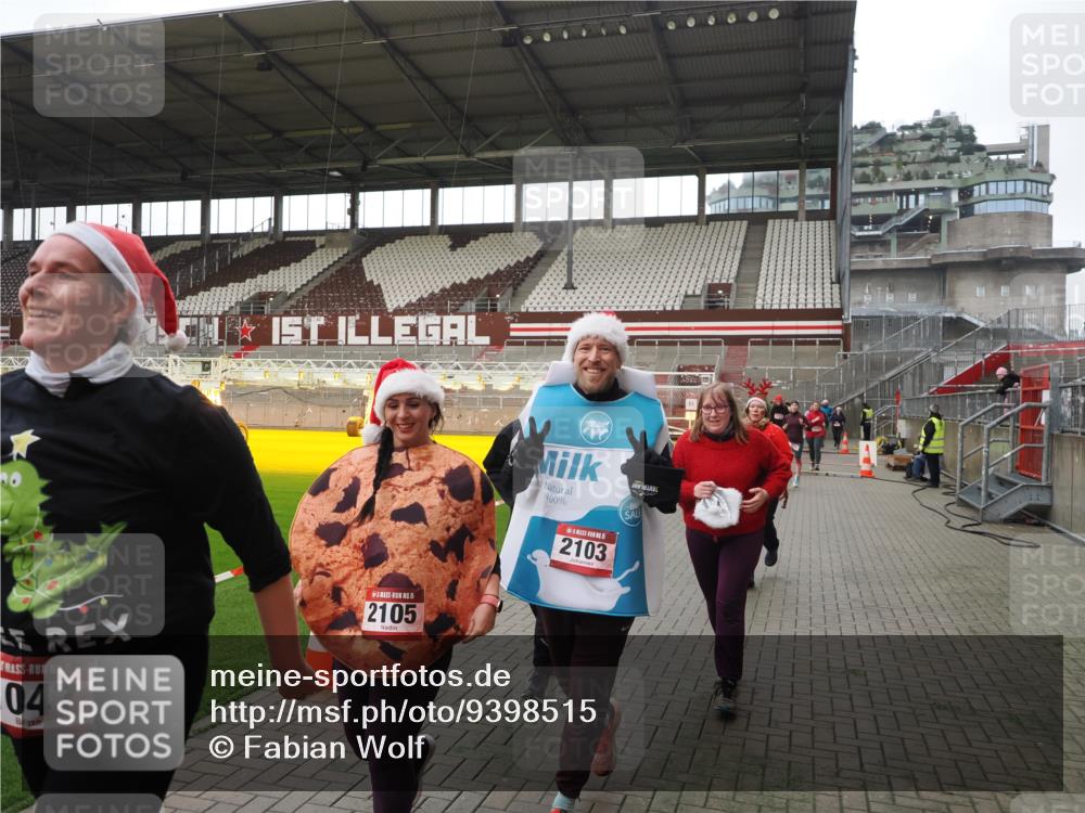 07.12.2025 - St. Pauli X-Mass-Run No. 15 Fabian Wolf http://msf.ph/oto/9398515 07.12.2025 10:51:44 Ziel 275, 328, 1047, 2103, 2105, 2327, 2332, 2553, 2593, 2607, 2642, 2643, 2674, 2959, 3223, 3228, 4862 meine-sportfotos.de