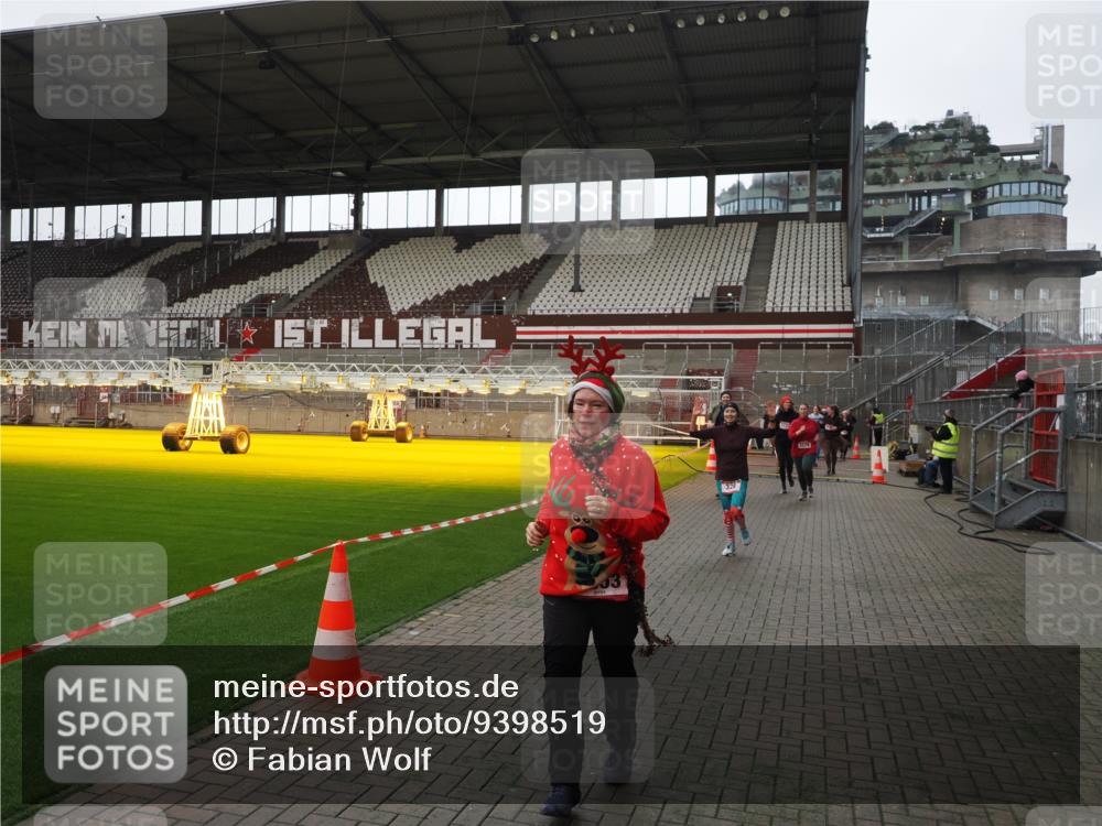 07.12.2025 - St. Pauli X-Mass-Run No. 15 Fabian Wolf http://msf.ph/oto/9398519 07.12.2025 10:51:46 Ziel 275, 328, 1047, 2103, 2105, 2327, 2332, 2553, 2593, 2607, 2836, 2837, 2959, 3223, 3228, 4862 meine-sportfotos.de