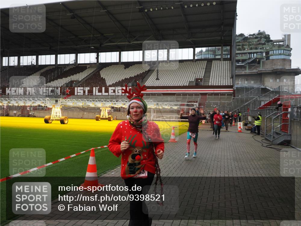 07.12.2025 - St. Pauli X-Mass-Run No. 15 Fabian Wolf http://msf.ph/oto/9398521 07.12.2025 10:51:46 Ziel 275, 328, 1047, 2103, 2105, 2327, 2332, 2553, 2593, 2607, 2836, 2837, 2959, 3223, 3228, 4862 meine-sportfotos.de