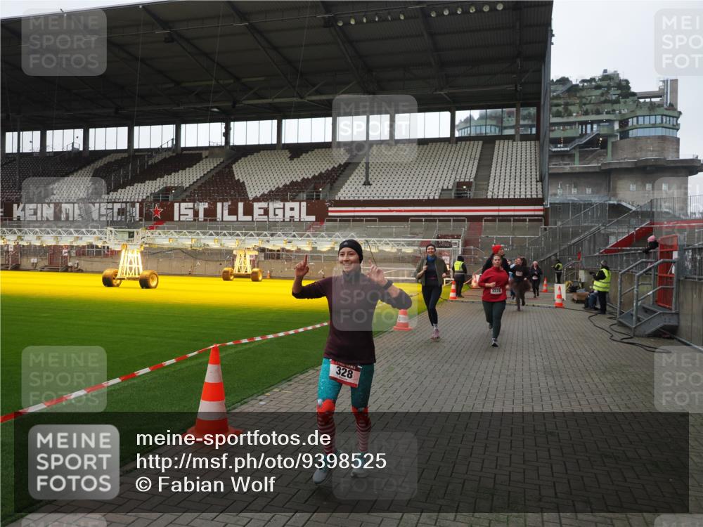 07.12.2025 - St. Pauli X-Mass-Run No. 15 Fabian Wolf http://msf.ph/oto/9398525 07.12.2025 10:51:48 Ziel 275, 328, 1047, 1964, 1982, 1984, 2103, 2105, 2165, 2327, 2332, 2553, 2593, 2607, 2836, 2837, 3223, 3228, 4862 meine-sportfotos.de