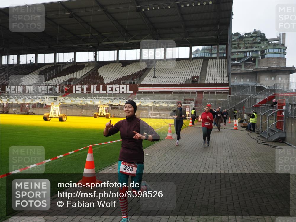 07.12.2025 - St. Pauli X-Mass-Run No. 15 Fabian Wolf http://msf.ph/oto/9398526 07.12.2025 10:51:48 Ziel 275, 328, 1047, 1964, 1982, 1984, 2103, 2105, 2165, 2327, 2332, 2553, 2593, 2607, 2836, 2837, 3223, 3228, 4862 meine-sportfotos.de