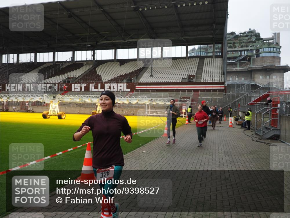07.12.2025 - St. Pauli X-Mass-Run No. 15 Fabian Wolf http://msf.ph/oto/9398527 07.12.2025 10:51:48 Ziel 275, 328, 1047, 1964, 1982, 1984, 2103, 2105, 2165, 2327, 2332, 2553, 2593, 2607, 2836, 2837, 3223, 3228, 4862 meine-sportfotos.de